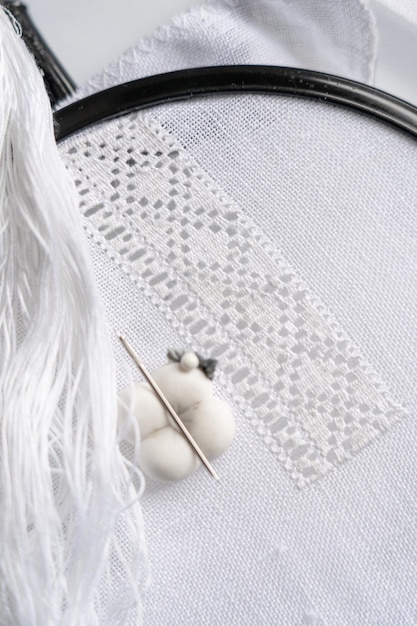 Detale haftu w pastelowych kolorach