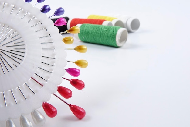 Kolorowe nici uporządkowane na stole